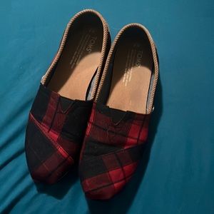 Toms red and black plaid size w7